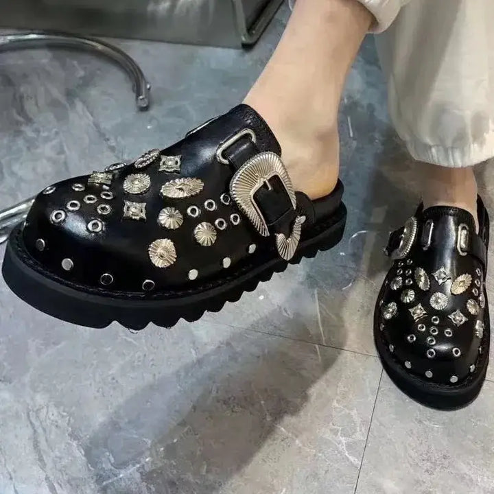 Modieuze zwarte plateausandalen voor dames, een must-have voor je zomerse garderobe.
