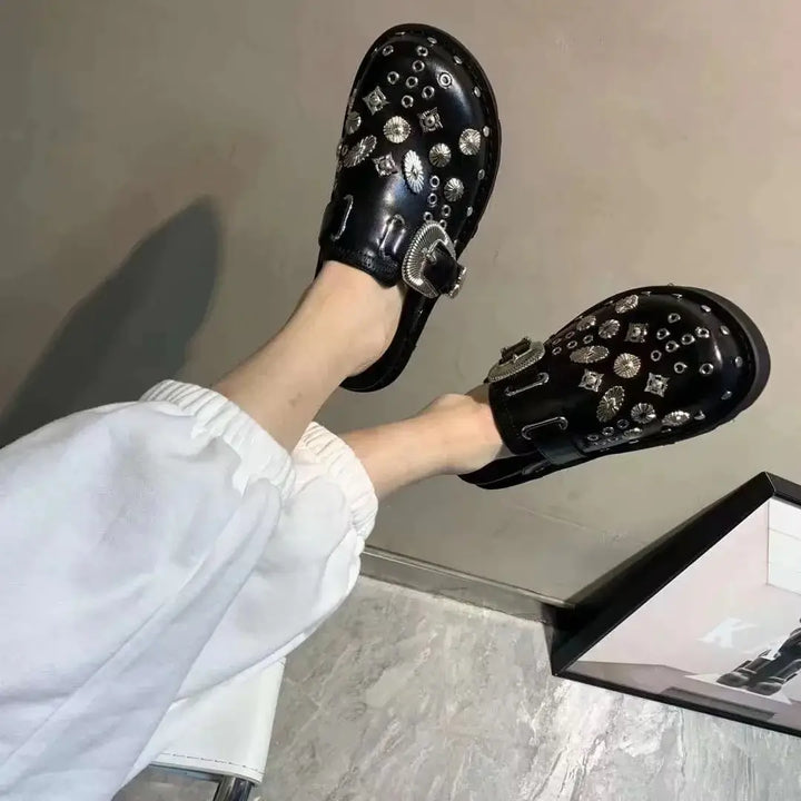Zomerse dames sandalen met plateauzool en studs, combineren comfort met een edgy stijl.