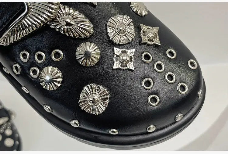 Ergonomische dames plateau sandalen met studs, bieden stijl en ondersteuning de hele dag door.