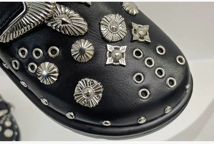 Ergonomische dames plateau sandalen met studs, bieden stijl en ondersteuning de hele dag door.