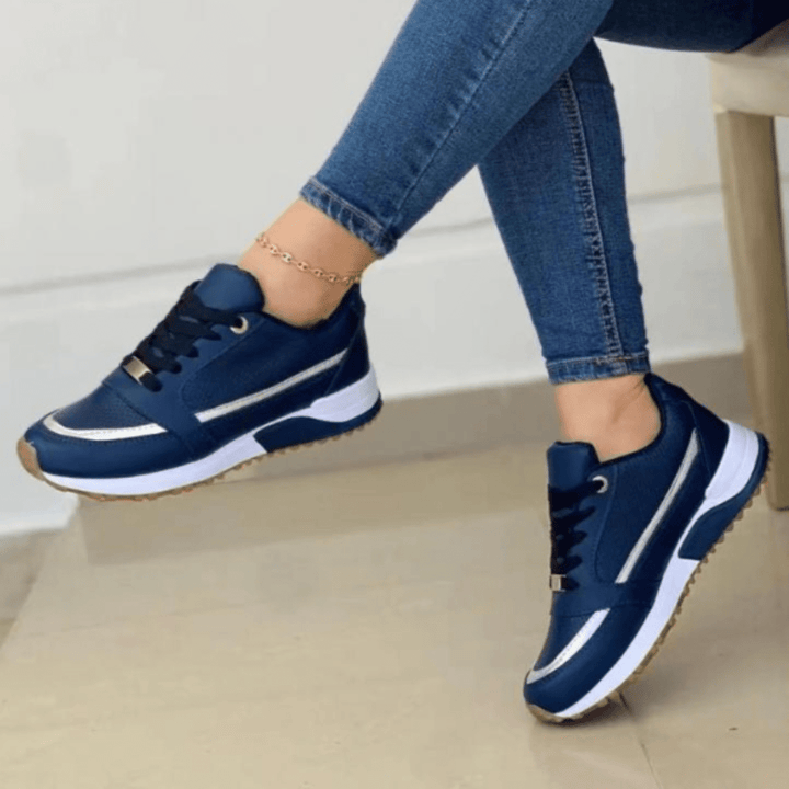 Zwarte platform damessneakers met vetersluiting, modieus en casual voor een moderne look.