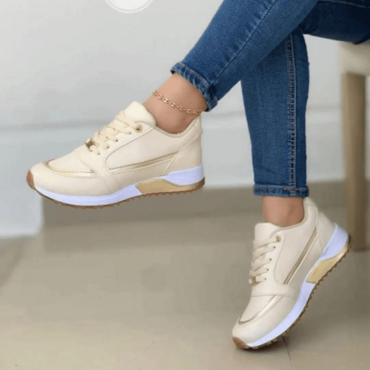 Blauwe platform sneakers voor dames, comfortabele casual veterschoenen met stijlvolle details.