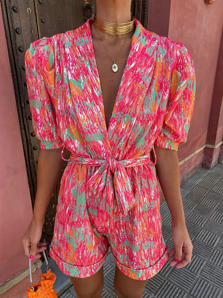 Zomerse dames playsuit met levendige festival bloemenprint en bijpassende riem, trendy strandkleding.