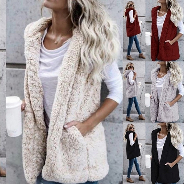 Dames pluche mouwloos vest met capuchon. Warm en stijlvol voor wintermode en comfortabele dameskleding.