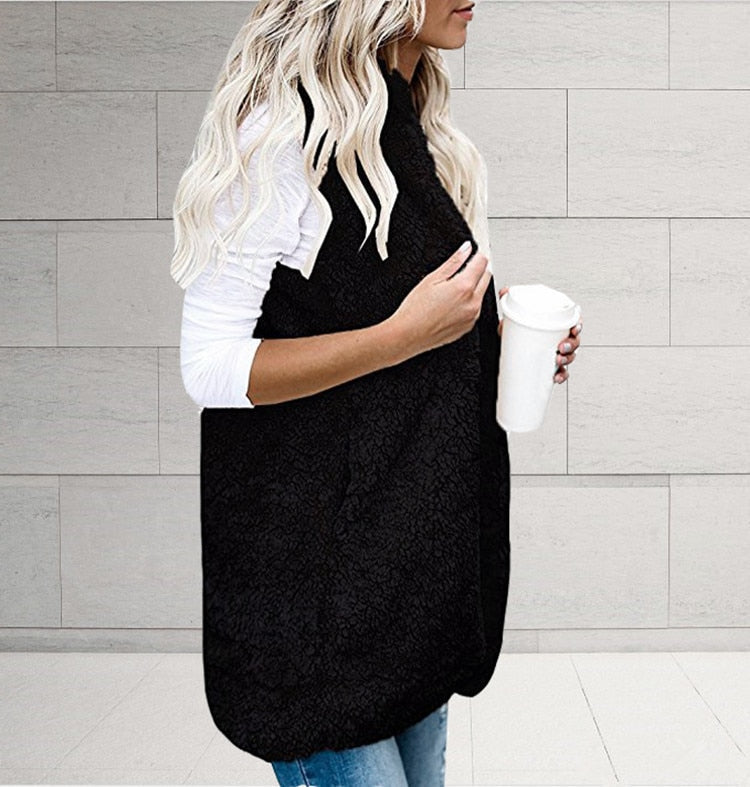 Comfortabel dames pluche vest met capuchon, perfect voor een warme herfst/winter outfit. Zacht en gezellig.