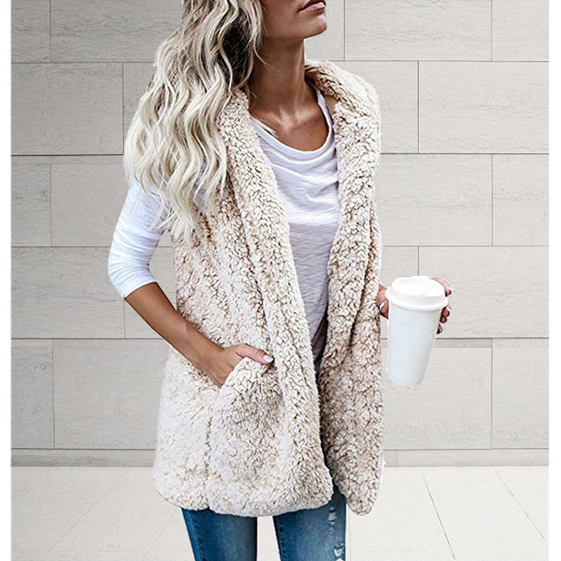 Stijlvol dames mouwloos pluche vest. Warm, zacht en een must-have voor elke winterse dameskleding collectie.