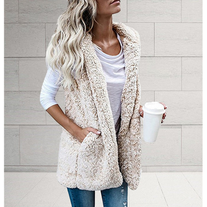 Stijlvol dames mouwloos pluche vest. Warm, zacht en een must-have voor elke winterse dameskleding collectie.