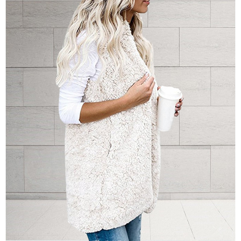 Warm dames mouwloos vest met pluche capuchon, veelzijdig voor gelaagde wintermode en stijlvolle outfits.