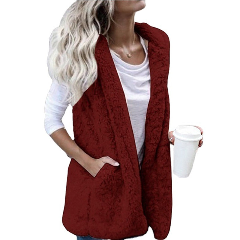 Close-up van het zachte dames pluche mouwloze vest met capuchon. Toont de warme, comfortabele stof.