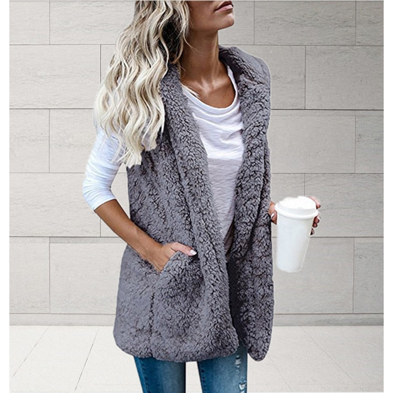 Gezellig pluche dames vest zonder mouwen met capuchon. Ideaal om warm en comfortabel te blijven.