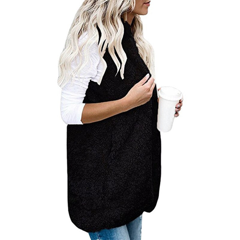 Dames mouwloos pluche vest met capuchon. Essentieel voor een modieuze en warme wintermode outfit.