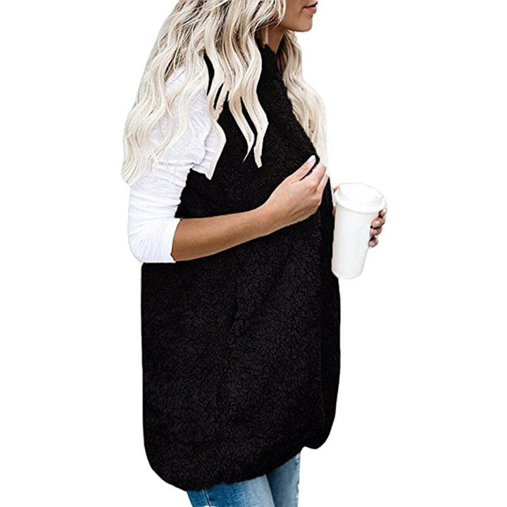 Dames mouwloos pluche vest met capuchon. Essentieel voor een modieuze en warme wintermode outfit.