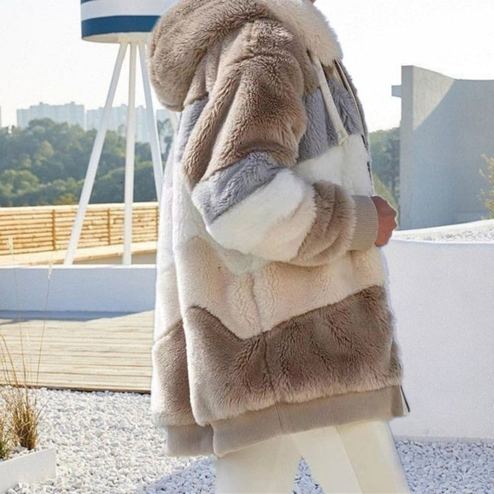 Dames wintervest, gemaakt van warm pluche materiaal, met praktische capuchon.