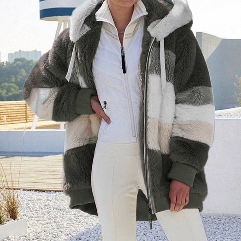 Heerlijk zacht damesvest van pluche, met oversized pasvorm en warme capuchon.