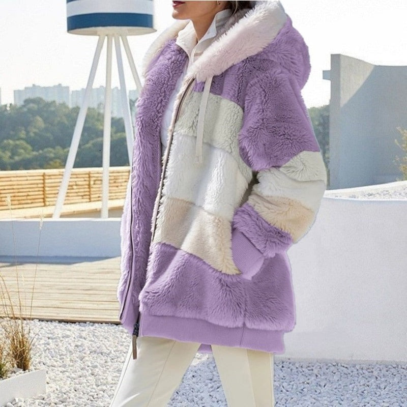 Pluche damesvest, zeer comfortabel en warm, met ruime capuchon, voor ontspannen momenten.