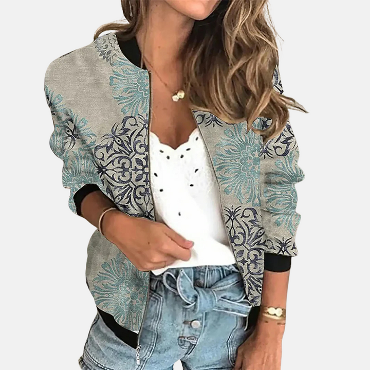 Trendy dames bomberjack Zoë met unieke print, perfect voor streetwear en vrouwenmode. Stijlvolle casual jas.