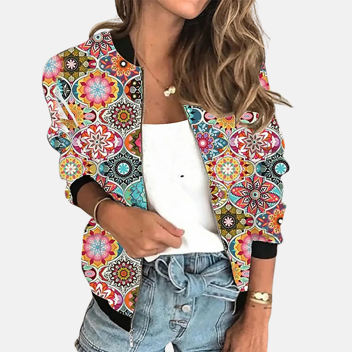 Dames bomberjack Zoë met trendy retro dessin. Een stijlvolle en unieke overgangsjas voor vrouwenmode en streetwear.