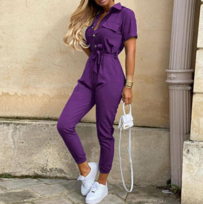Deze retro jumpsuit Velia, met knoopsluiting en lange mouwen, is de ultieme veelzijdige outfit voor dames.