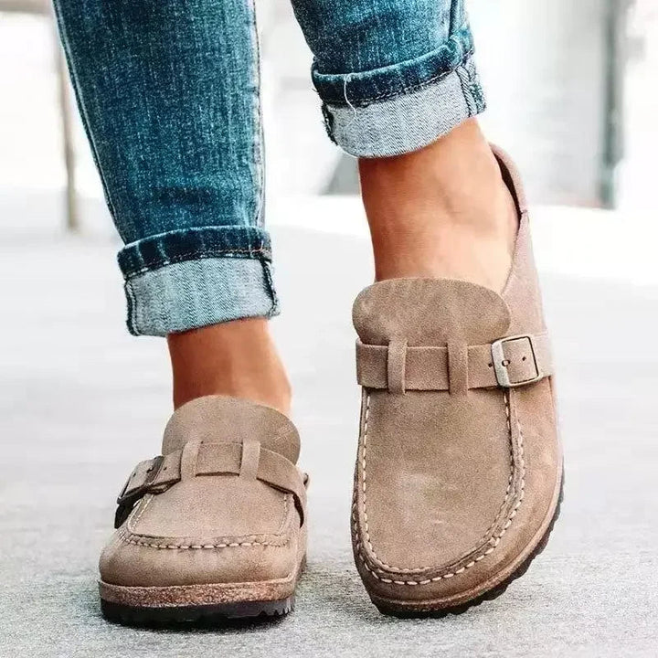 Comfortabele dames instap muiltjes van imitatieleer met retro gesp, perfect als platte schoenen voor dagelijks gebruik.