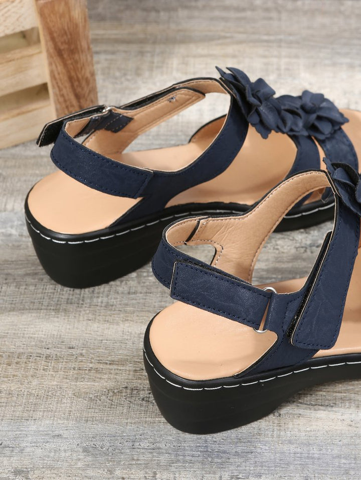 Retro chique dames sandalen met comfortabele sleehak en open teen design.