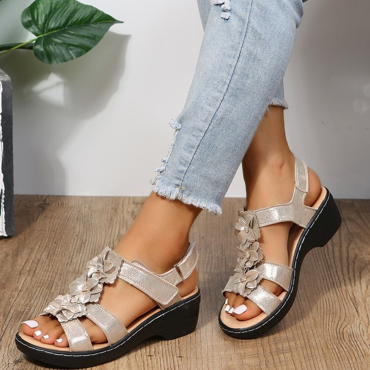 Trendy dames sandalen voor de zomer, retro look met comfortabele sleehak.