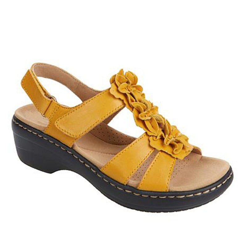 Trendy retro dames sandalen met bloemen applicatie en comfortabele sleehak.