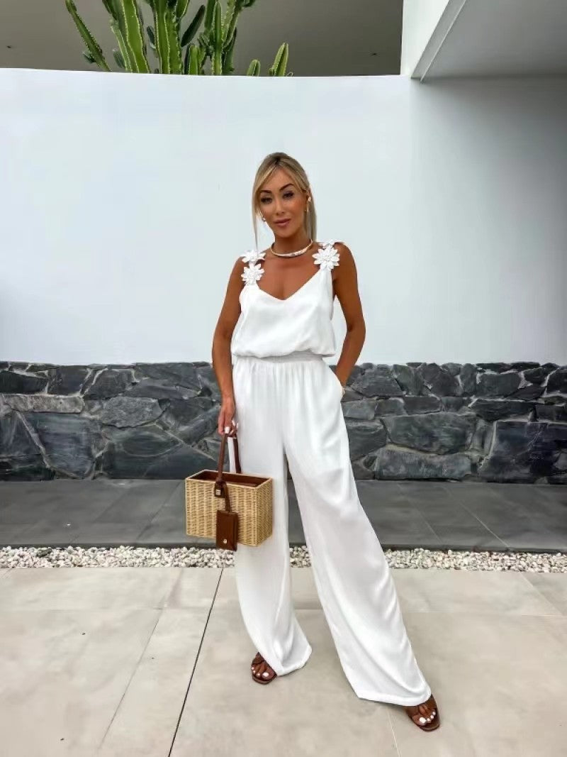 Modieuze dames jumpsuit, maxi lengte met diepe V-hals en elegante wijde pijpen. Comfortabele feestkleding.