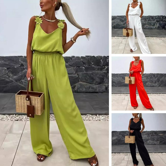 Witte maxi jumpsuit met V-hals en wijde pijpen, voor een comfortabele en modieuze zomerlook.