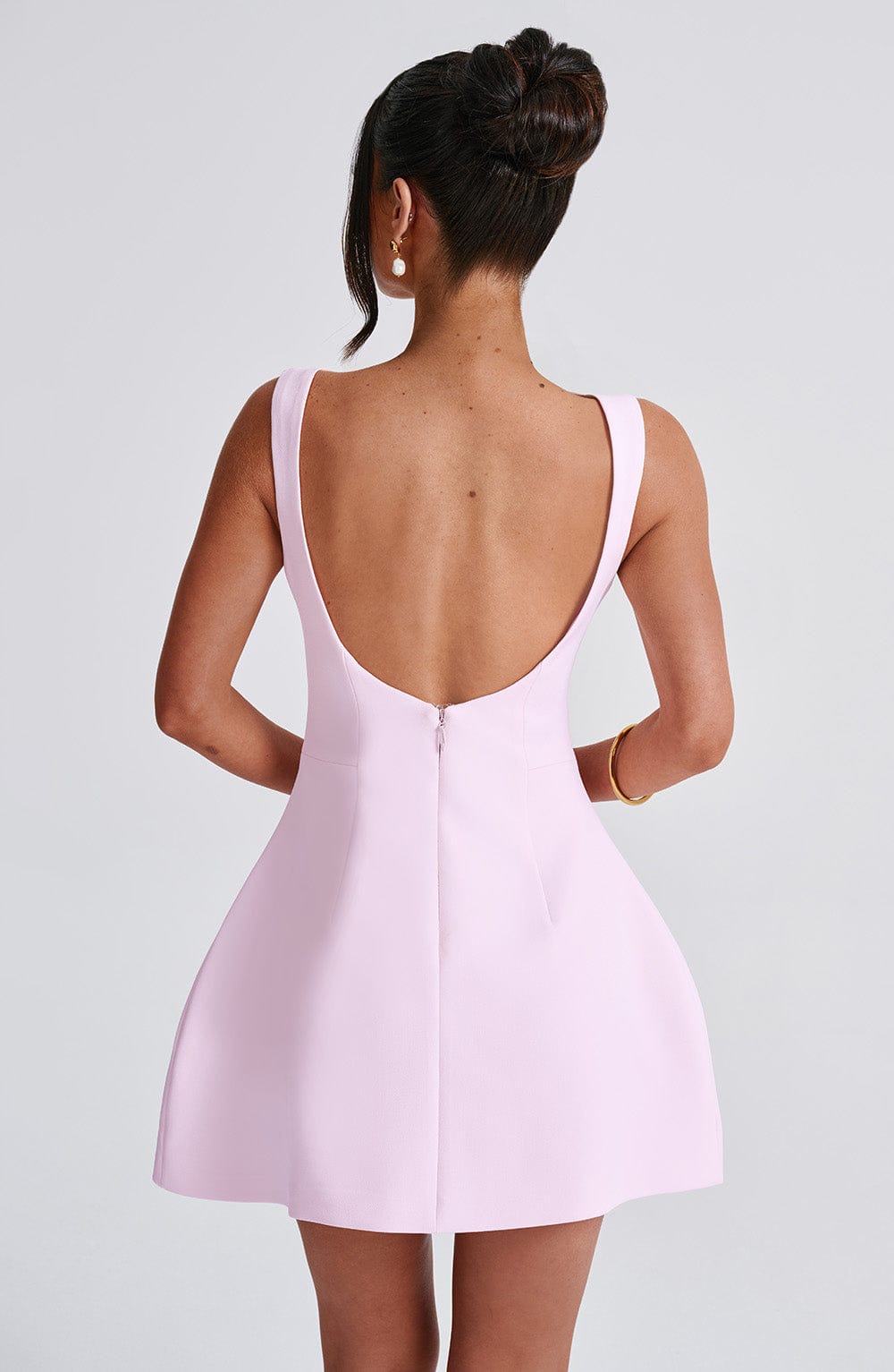 Casual en chique dames zomerjurk in roze mini-lengte, voorzien van een comfortabele en modieuze halternek.