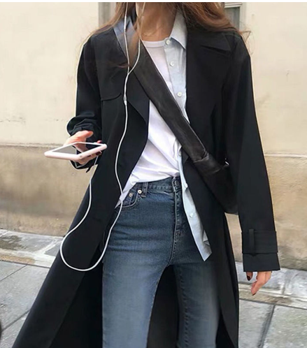 Comfortabele zwarte dames trenchcoat: Stijlvolle geplooide jas, perfect als bovenkleding voor lente en najaar.