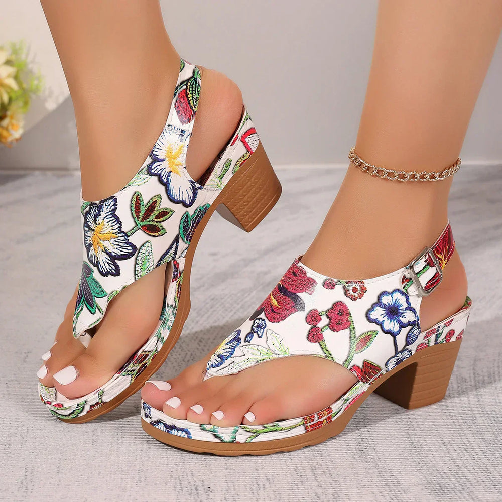 Modieuze dames sandalen met vrolijke bloemenprint en stabiele blokhak, ideaal voor casual zomerlooks.