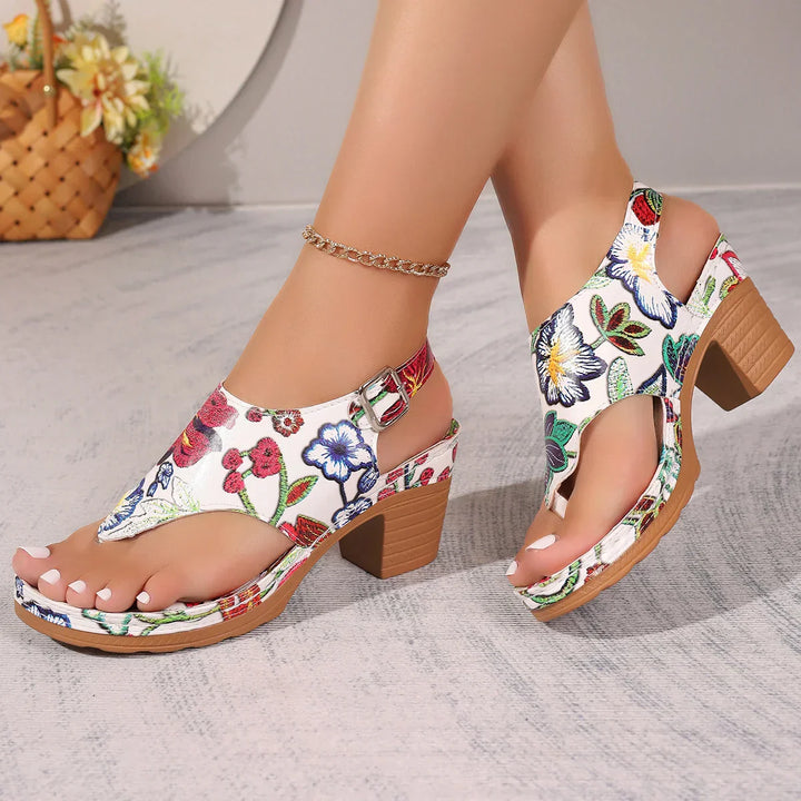 Comfortabele Yasmina sandalen voor dames, met meerkleurig bloemenpatroon en elegante blokhak. Vrouwelijk en trendy.