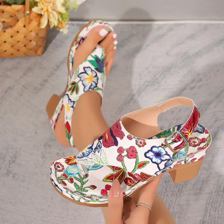 Zomerse dames sandalen met levendige bloemenprint en stevige blokhak, veelzijdig en comfortabel voor elke dag.