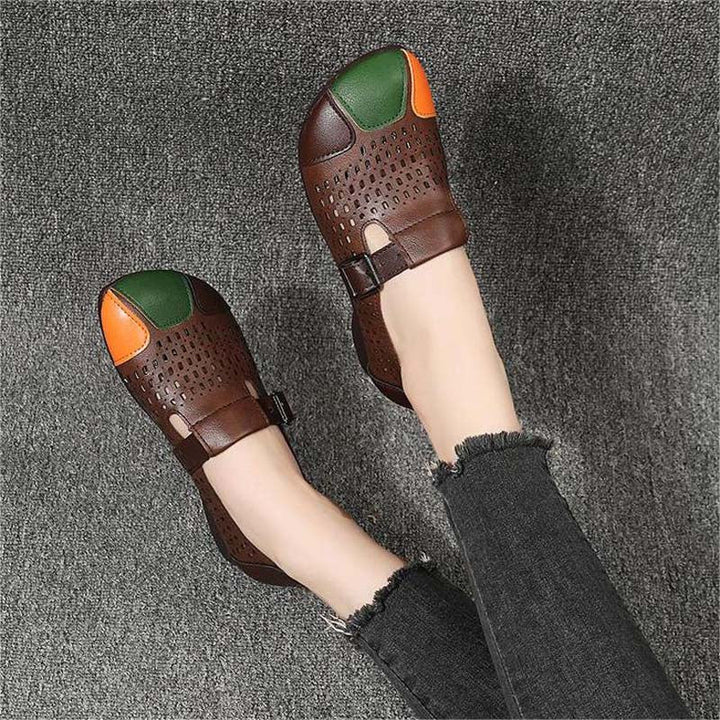 Dames sandalen Zoë in casual setting, benadrukt veelzijdigheid en comfortabel design.