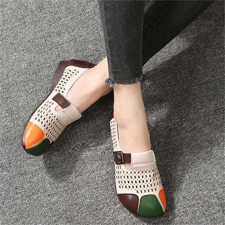 Modieuze Zoë sandalen aan de voet, perfect voor een comfortabele en stijlvolle zomerlook.