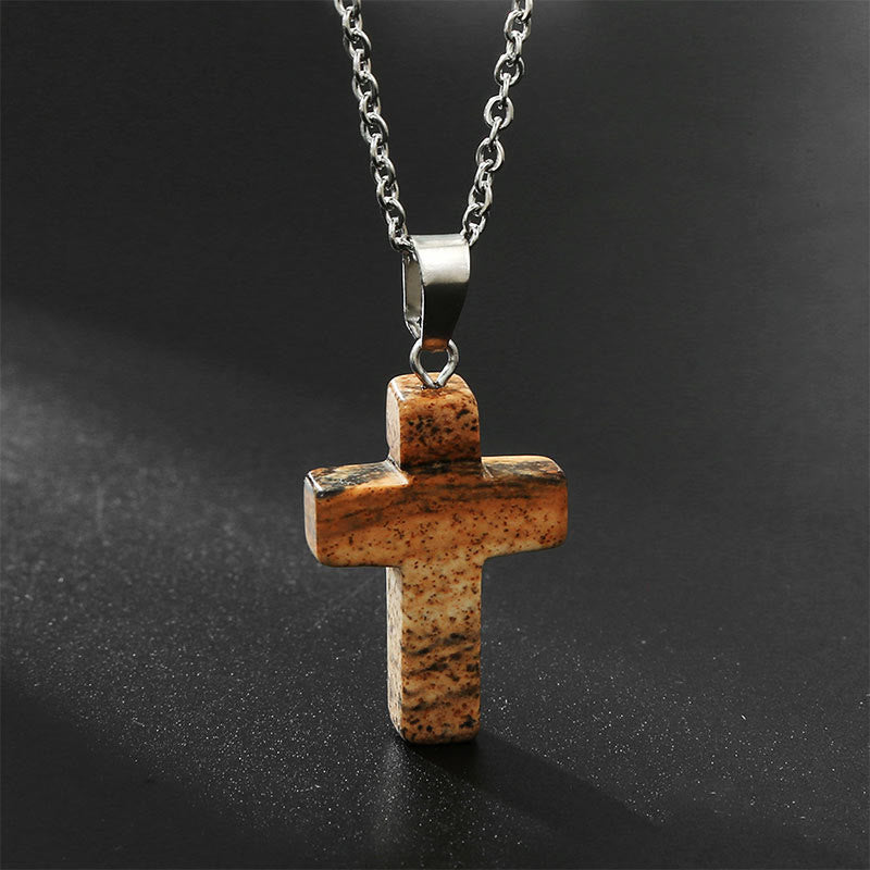 Dames halsketting met uniek edelsteen kruis; natuursteen sieraad voor spirituele bescherming.