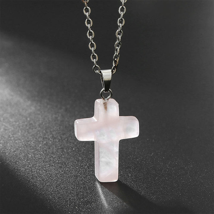 Chique dames ketting met edelsteen kruis; natuurlijke schoonheid en spirituele kracht.