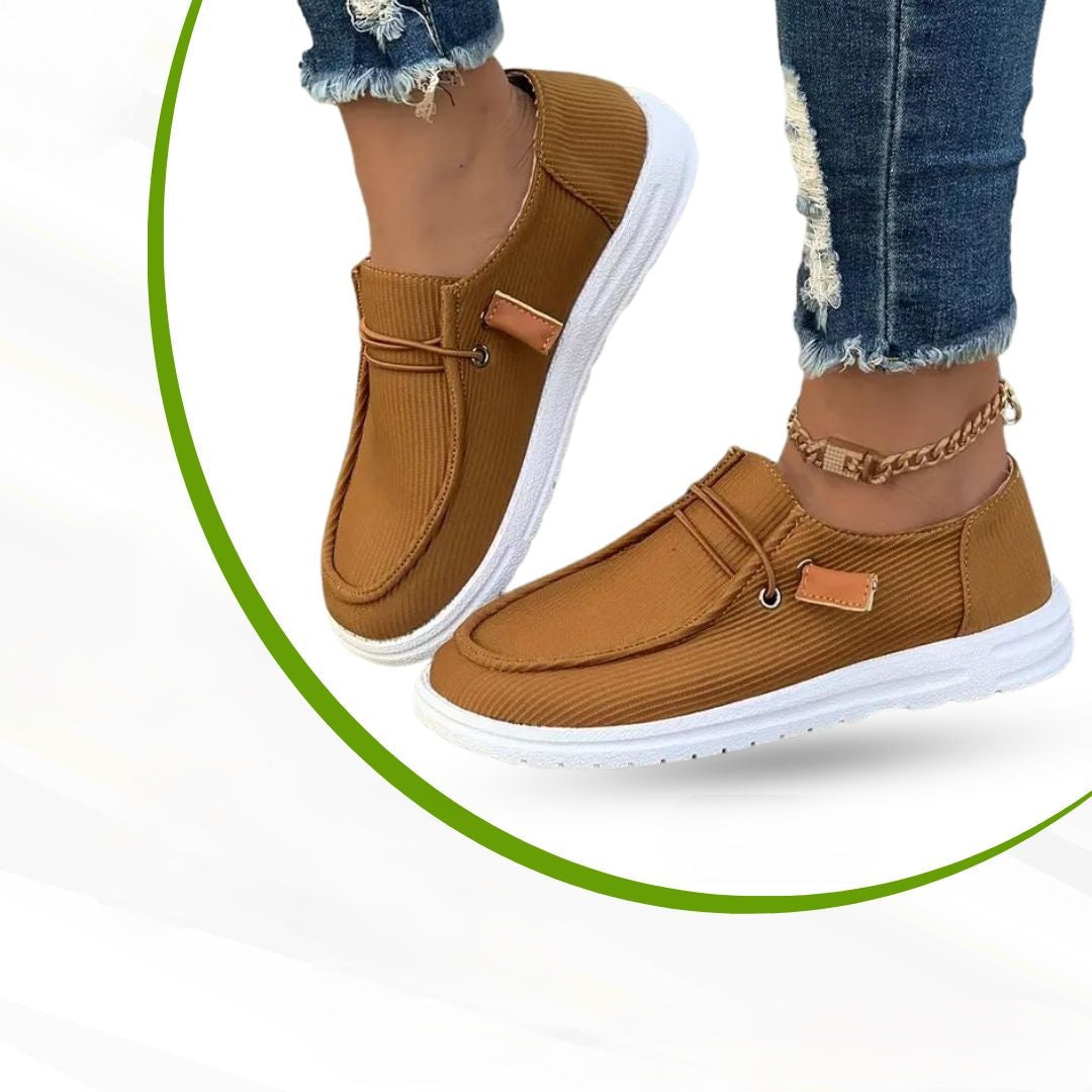 Vrouw wandelt in Serena orthopedische sneakers, ideaal voor houdingscorrectie en langdurig comfort.