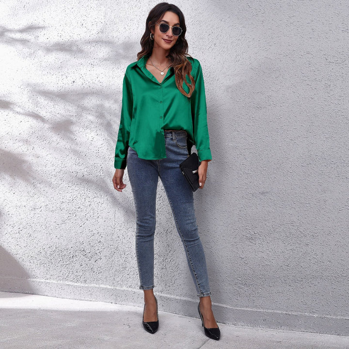 Model draagt Shila damesblouse, een stijlvolle top met lange mouwen voor een veelzijdige look.