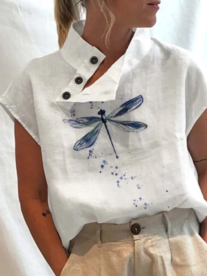 Zomers damesblouse met korte mouwen, vrolijke bloemen- en libellenprint voor een frisse uitstraling.