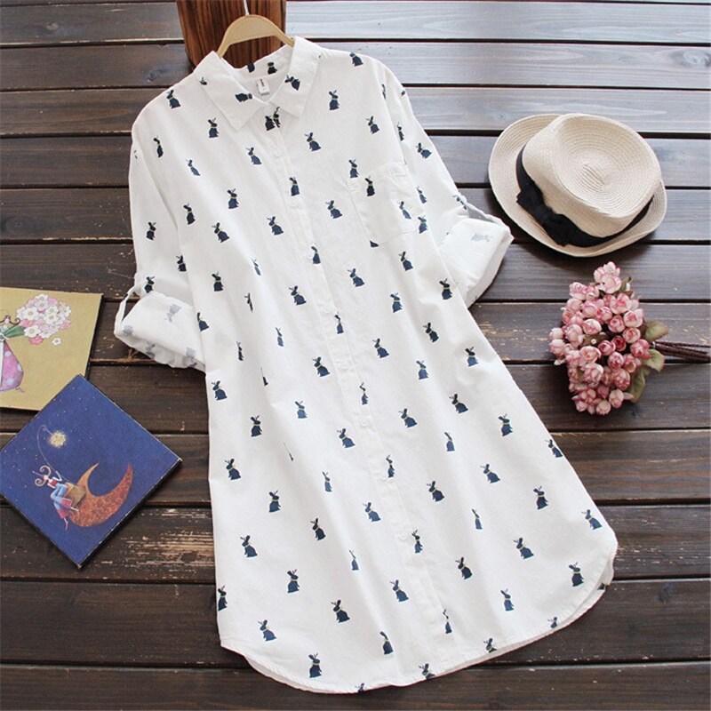 Dames shirtjurk met speelse konijnenprint, reverskraag en korte mouwen. Comfortabele zomerjurk voor casual dagen.