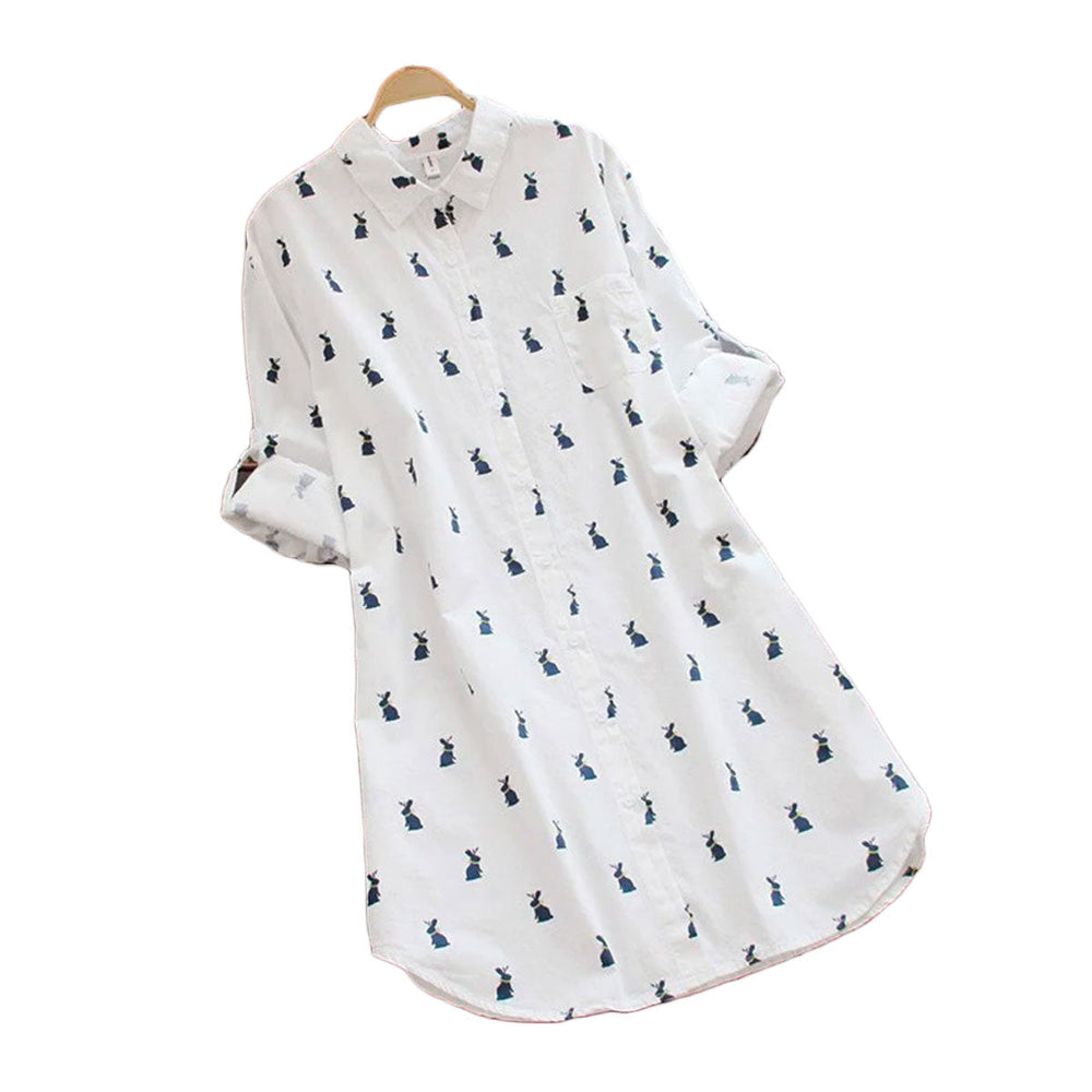 Casual dames shirtjurk met vrolijke konijnenprint en reverskraag. Perfecte lente- of zomerjurk.