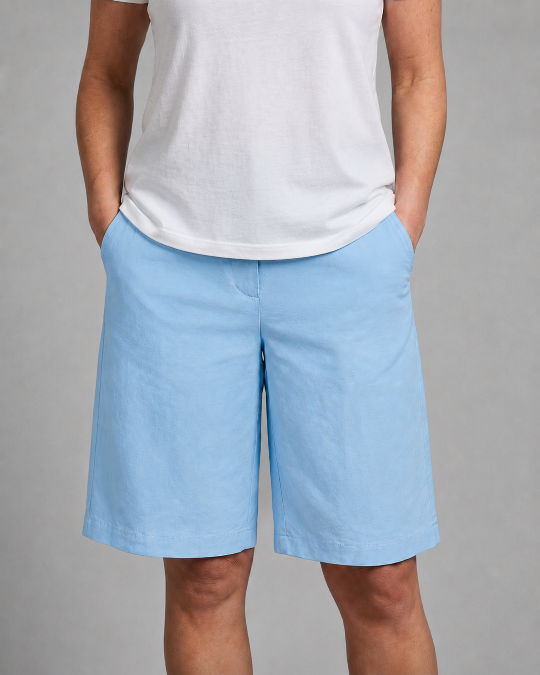 Dames shorts met hoge taille en rechte pijpen, perfect voor zomerse dagen. Inclusief handige zijzakken.