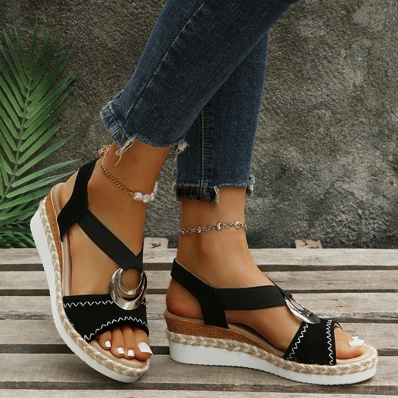 Comfortabele dames sleehak sandalen met modieuze slangenprint, perfect voor een zomerse look.