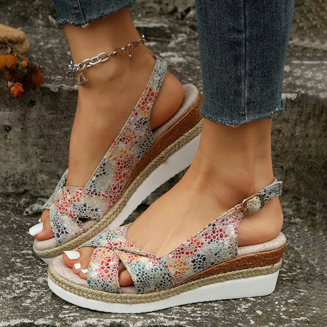 Dames sleehaksandalen Romy in beige, comfortabel en stabiel voor zomers comfort en stijlvolle ondersteuning.