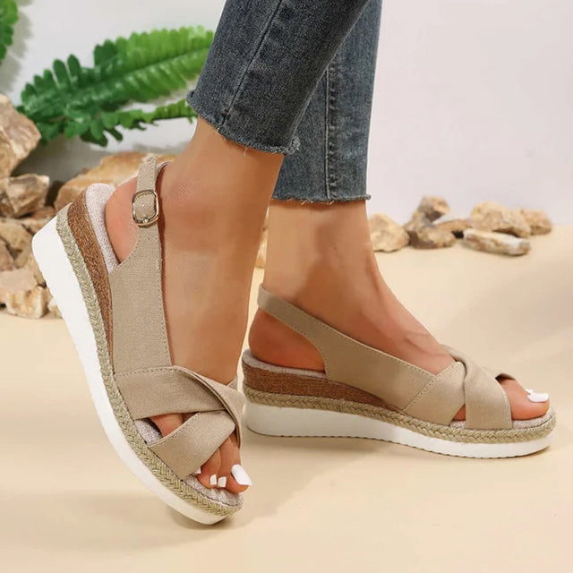 Dames sleehaksandalen Romy, detail van de verstelbare banden, zorgen voor een perfecte en comfortabele pasvorm.