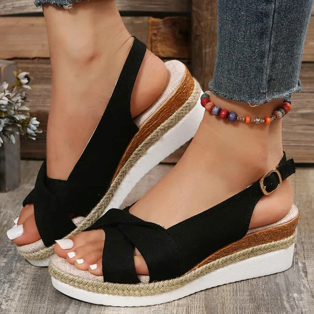 Romy dames sleehaksandalen gedragen, tonen stijl en comfort voor een zomerse gelegenheid, verkrijgbaar in zwart.