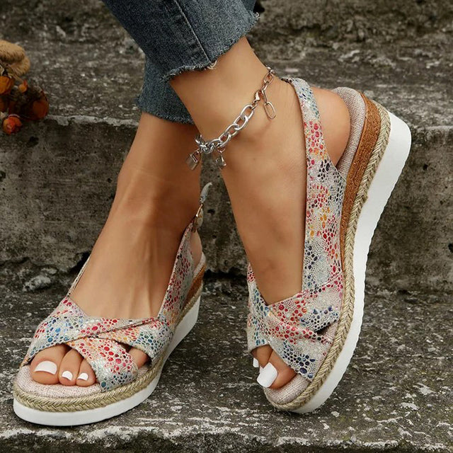 Elegante beige dames sleehaksandalen Romy met comfortabele sleehak, ideaal voor zomerse dagen en avonden.