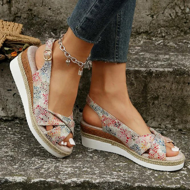 Zwarte Romy sleehaksandalen voor dames, een stijlvolle en veelzijdige keuze voor diverse zomerse gelegenheden.