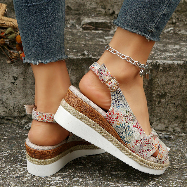 Comfortabele Romy dames sleehaksandalen met stevige sleehak, ideaal voor lange zomerwandelingen en elegantie.